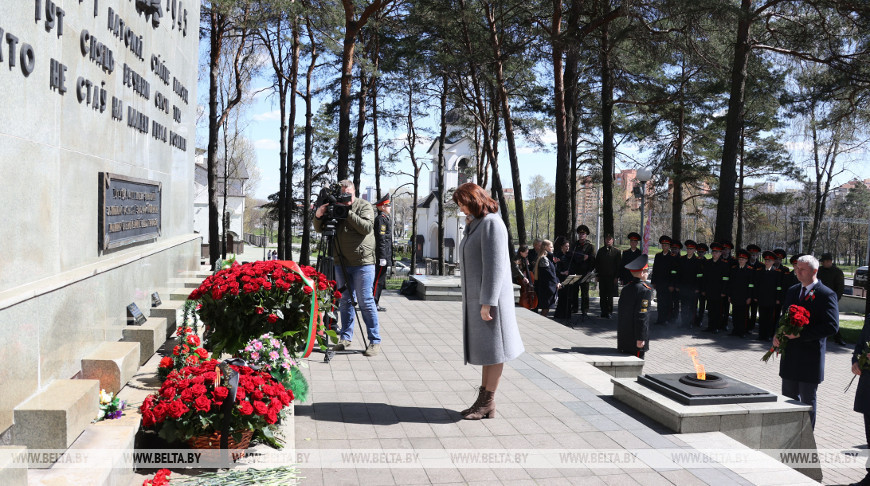 Члены Совета Республики возложили цветы к мемориальному комплексу "Масюковщина"