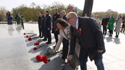 Мининформ и руководители республиканских СМИ возложили цветы к стеле "Минск - город-герой"