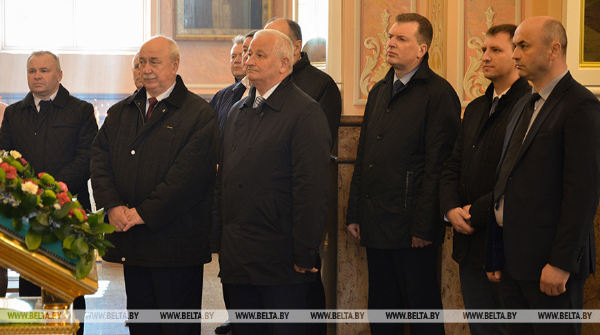 Представили Минпрома возложили цветы на Военном кладбище в Минске
