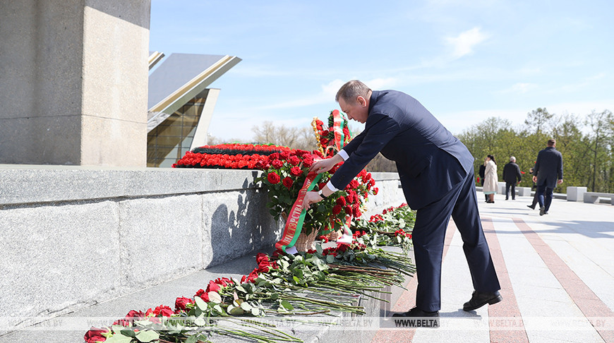 Макей возложил цветы к стеле "Минск - город-герой"