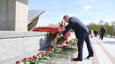 Макей возложил цветы к стеле "Минск - город-герой"