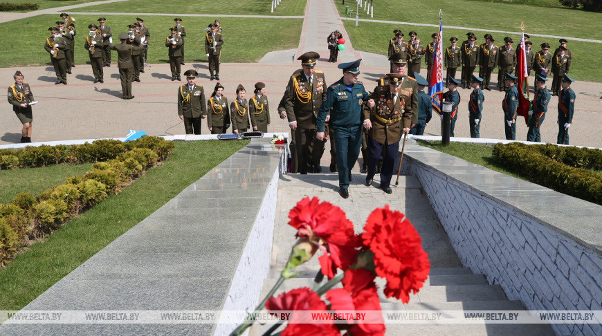 Мини-парад в честь ветерана ВОВ и пожарной службы Андрея Моисеева прошел на Буйничском поле