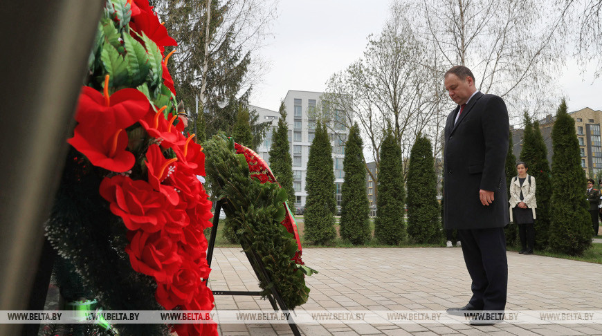 Головченко возложил венок к братской могиле в деревне Копище