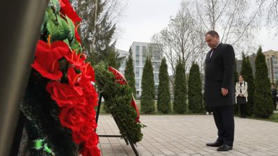 Головченко возложил венок к братской могиле в деревне Копище