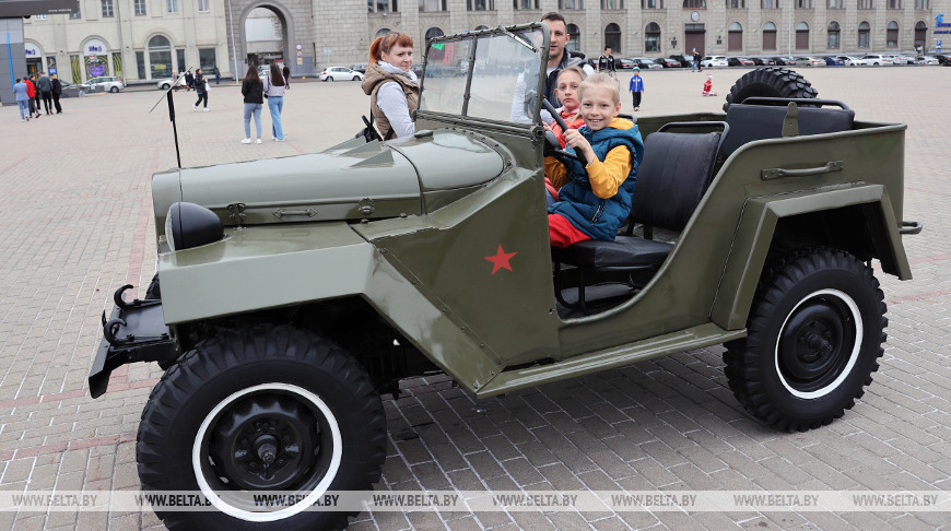 Выставка военной техники проходит на Октябрьской площади