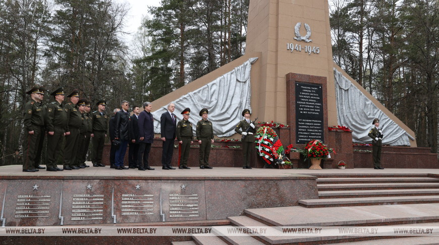Сергеенко возложил цветы к обелиску "Братская могила" в Минске