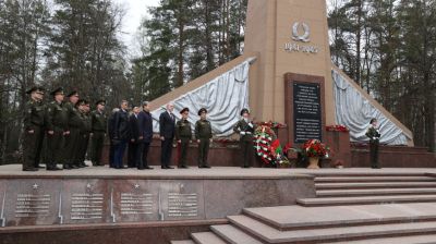 Сергеенко возложил цветы к обелиску "Братская могила" в Минске