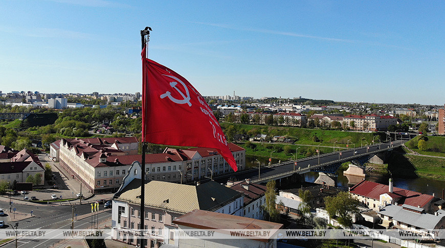 Знамя Победы подняли над драматическим театром в Гродно