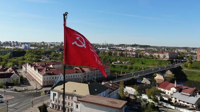 Знамя Победы подняли над драматическим театром в Гродно