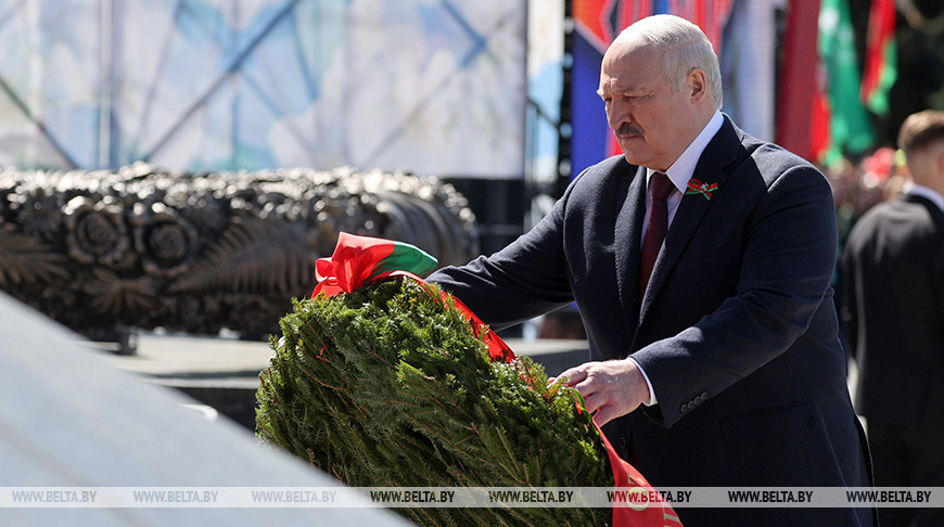 Лукашенко в Минске возложил венок к монументу Победы