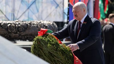 Лукашенко в Минске возложил венок к монументу Победы