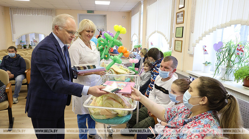 Сенатор поздравил восемь витебских семей с рождением третьего ребенка
