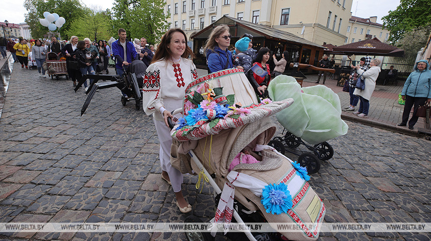 Мамы с колясками прошли парадом по улицам Гродно