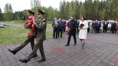 Кочанова возложила цветы в мемориальном комплексе "Шуневка"