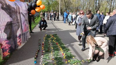 Витебчане возложили цветы у консульства Латвии в знак сохранения памятника Освободителям Риги