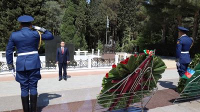 Головченко возложил цветы к могилам Гейдара Алиева и его супруги