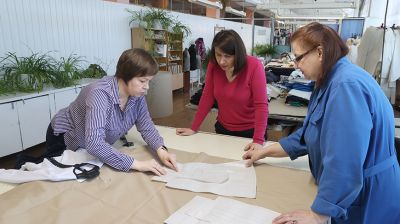 Более 11 тыс. изделий для школьников изготовят на Жлобинской швейной фабрике к началу учебного года