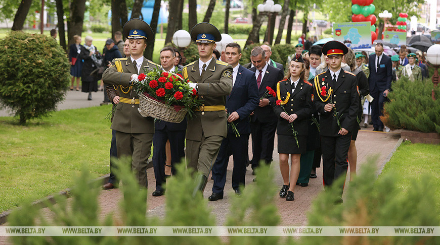 Участники праздника "Последний звонок" возложили цветы к памятнику погибшим воинам в Молодечно