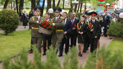 Участники праздника "Последний звонок" возложили цветы к памятнику погибшим воинам в Молодечно