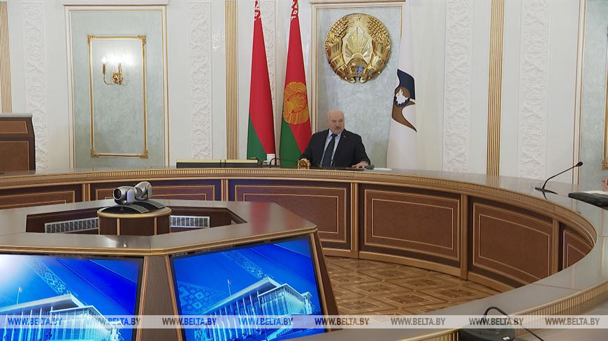 Лукашенко провел оперативное совещание с представителями правительства и Администрации Президента