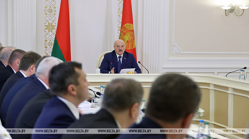 Проект закона о совершенствовании социально-экономической политики обсудили на совещании у Лукашенко
