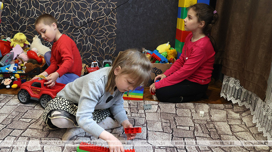 Приемная семья из Кировского района обживается в новом доме от Белорусского детского фонда