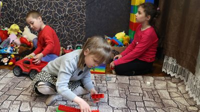 Приемная семья из Кировского района обживается в новом доме от Белорусского детского фонда