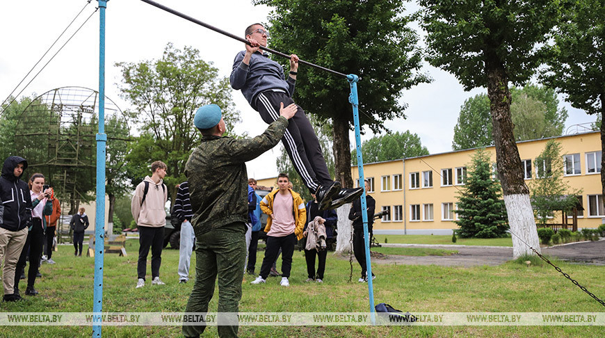 Детский спортивно-патриотический лагерь открылся на территории десантно-штурмовой бригады в Бресте