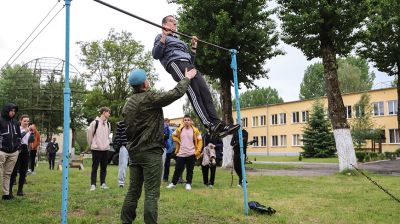 Детский спортивно-патриотический лагерь открылся на территории десантно-штурмовой бригады в Бресте