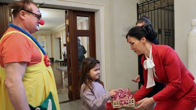 Воспитанников детских домов в ТЮЗе поздравили глава МИД и зарубежные дипломаты