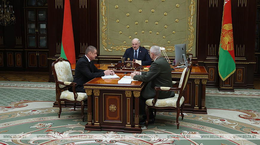 Лукашенко принял с докладом руководителя общества охотников и рыболовов