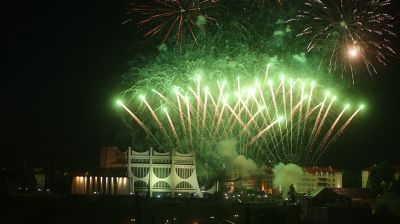 Фейерверком завершился первый день фестиваля национальных культур в Гродно