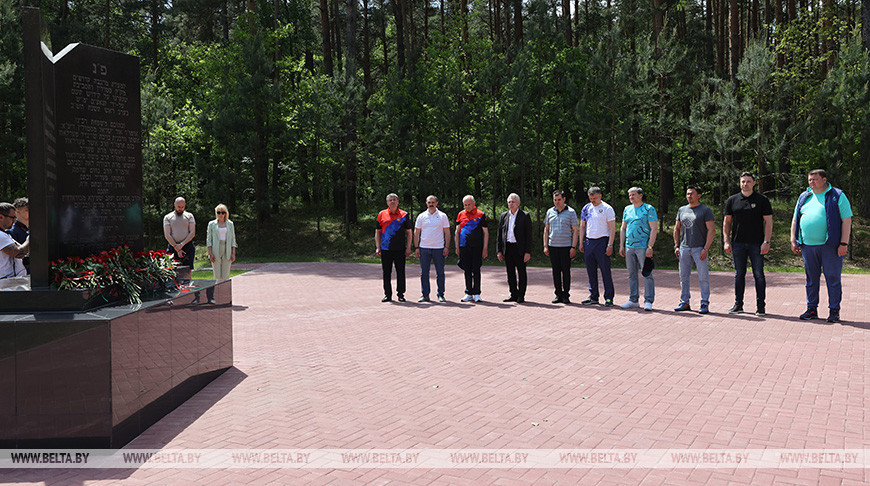 Участники фестиваля "Вытокi. Крок да Алiмпу" возложили цветы в урочище Стасино