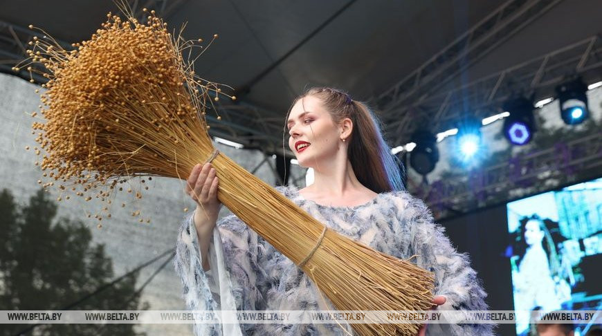 Коллекцию одежды белорусских дизайнеров презентовали на фестивале "Вытокi. Крок да Алiмпу"