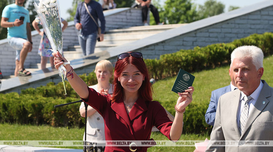 На Буйничском поле вручили золотые медали выпускникам