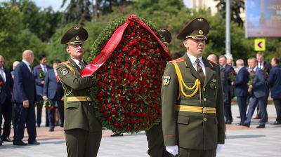 Участники парламентской конференции по исторической памяти возложили венок к монументу Победы