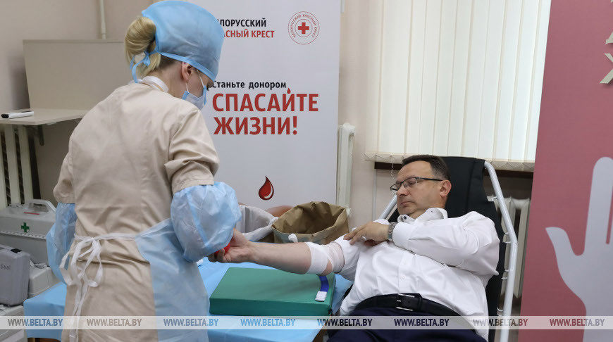 Министр здравоохранения принял участие в акции по сдаче крови