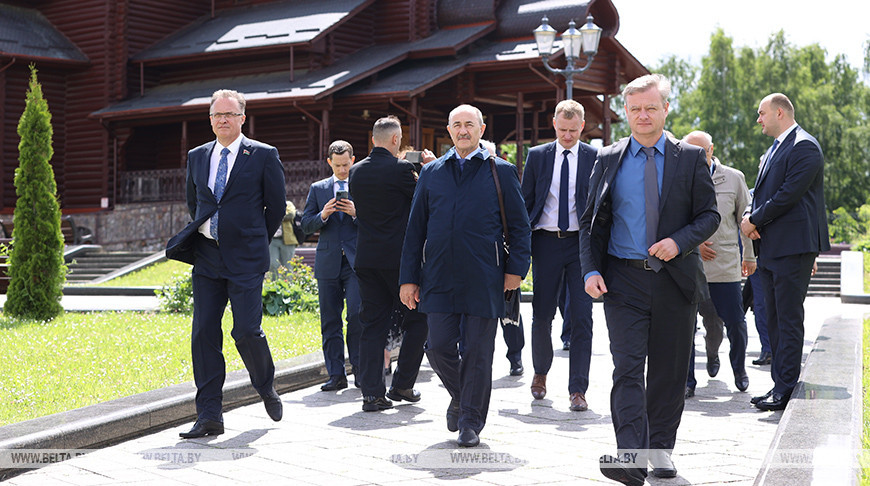 Участники парламентской конференции по исторической памяти посетили Всехсвятский храм