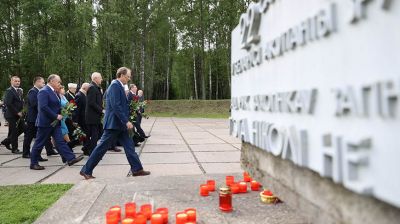 Участники международной парламентской конференции возложили цветы в Хатыни