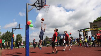 Многофункциональную спортплощадку открыли в Ивенце