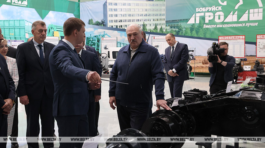 Лукашенко посетил "Бобруйскагромаш"