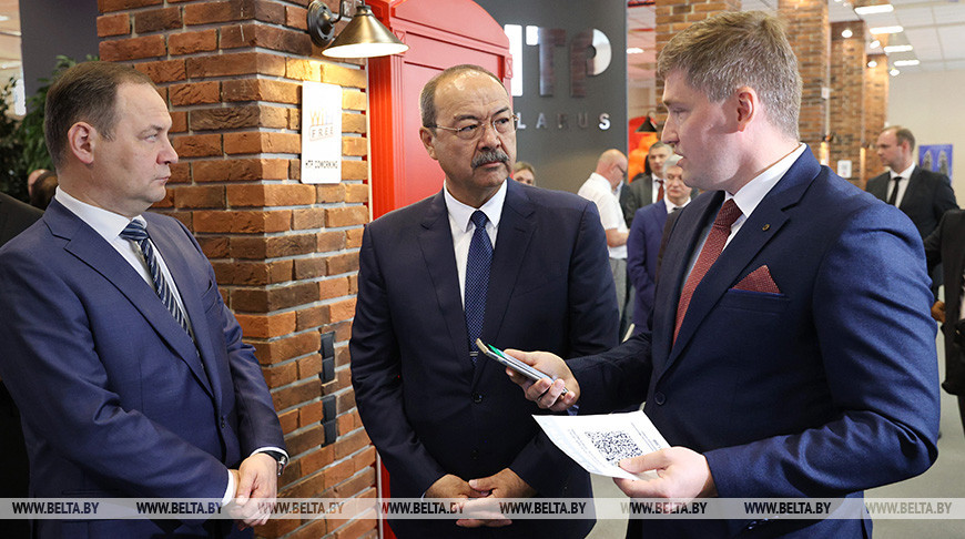 Премьер-министры Беларуси и Узбекистана ознакомились с деятельностью ПВТ