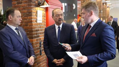 Премьер-министры Беларуси и Узбекистана ознакомились с деятельностью ПВТ