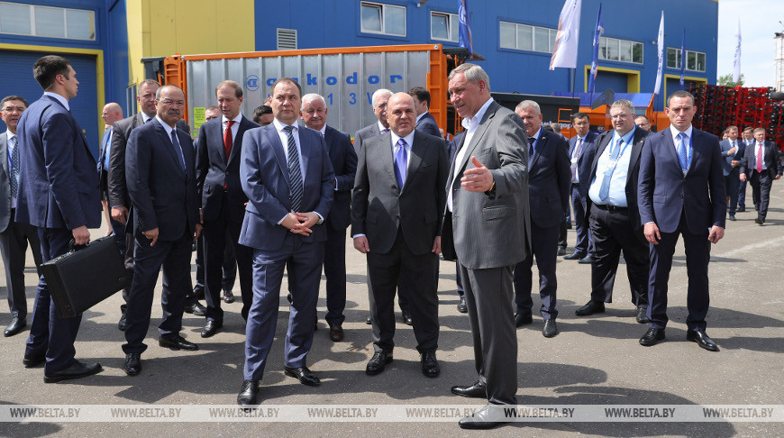 Премьер-министры Беларуси, России и Узбекистана посетили "Амкодор"