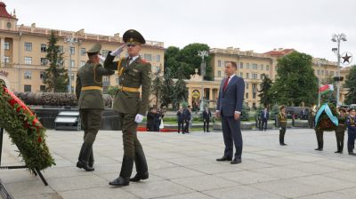 Участники заседания Евразийского межправсовета возложили цветы к монументу Победы