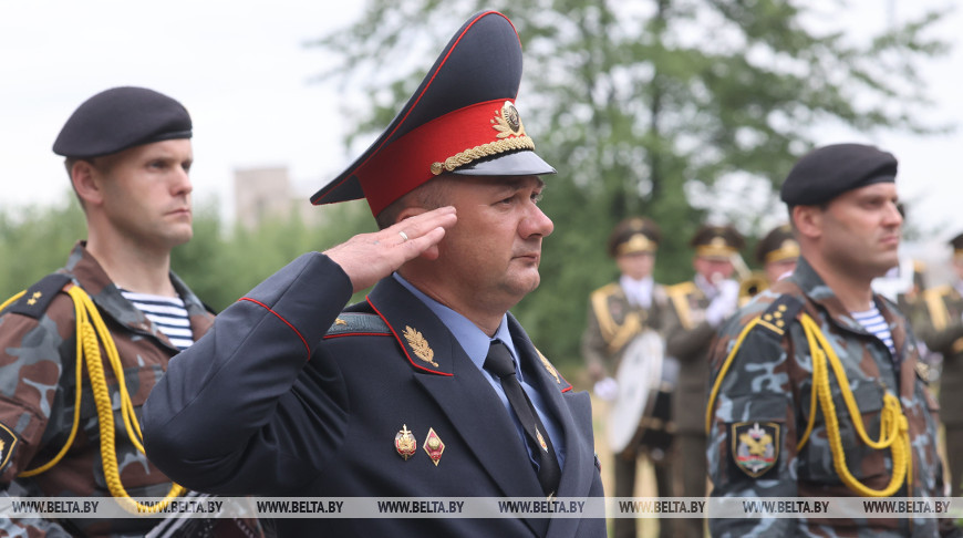 Кубраков и представители МВД возложили цветы к памятнику "Скорбящая мать" в Светлогорском районе