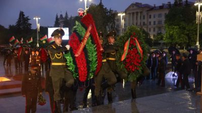 Церемония возложения цветов прошла на площади Победы в Минске