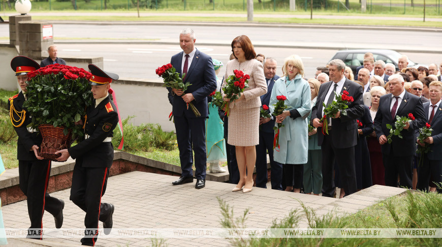 Кочанова возложила цветы в мемориальном комплексе "Масюковщина"