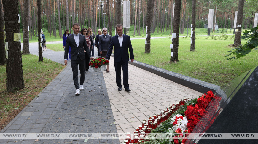 Глава Белстата возложила цветы в мемориальном комплексе "Тростенец"