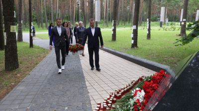 Глава Белстата возложила цветы в мемориальном комплексе "Тростенец"